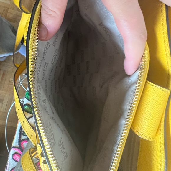 yellow Micheal kors bag with trap - Picture 3 of 5